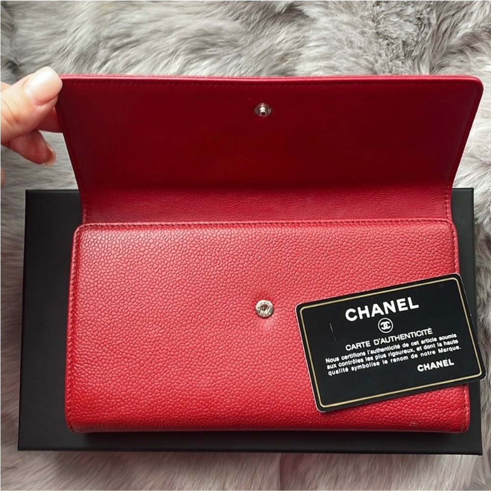 Authentic Chanel caviar red  clutch / wallet in pristine condition. - Picture 3 of 11